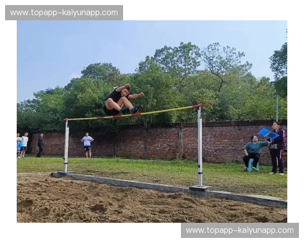 田径新闻：赛道上的光影与追梦者